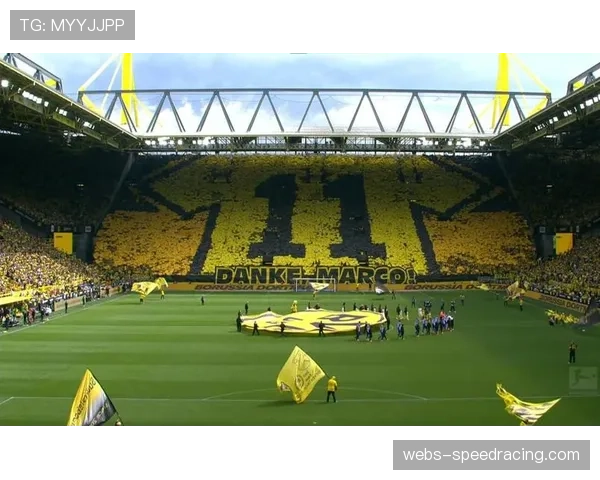 特写:王子公园球场北看台巨型TIFO,致敬即将离队的传奇边卫 特写:王子公园球场北看台巨型TIFO,致敬即将离队的传奇边卫